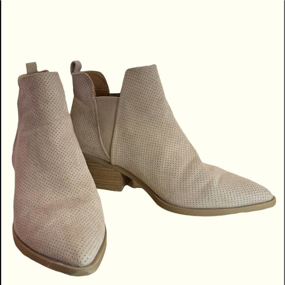 Universal threads bootie shoes size 8  3” stacked heels fabric uppers - Picture 4 of 9